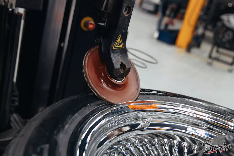 Фирменный шиномонтаж на стендах Hunter для Chevrolet Impala: собрали комплект колес Dayton Wire Wheels с системой knock-off!